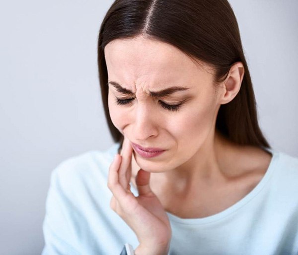 Woman with tooth pain in Flint